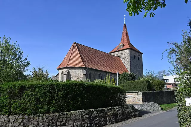 Sankt Marienkirche in Lüdersen mit einem ehemaligen Wehrturm als Kirchturm