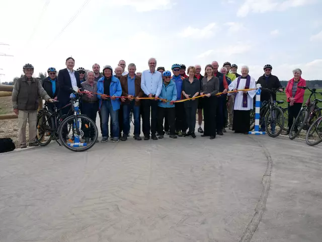 Nach der geistlichen Segnung durch Pfarrer Johannes Rauch gaben Landrat Hans Reichhart, Landtagsabgeordnete Jenny Schack, die Kötzer Bürgermeisterin Sabine Ertle und Bibertals Bürgermeister Roman Gepperth den neuen Radweg frei. | Foto: Benjamin Sigmund/Landratsamt Günzburg 