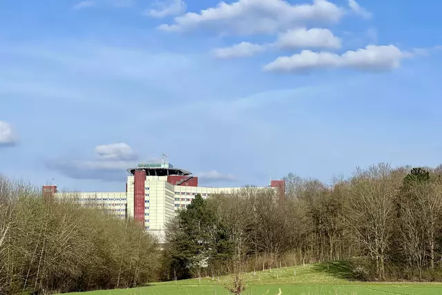 Bäume sollen weichen für den Neubau der Uniklinik im "Westen", obwohl ein Neubau östlich des Bestandsgebäudes möglich wäre | Foto: Dr. Dietmar Kuhlmann, Neusäß