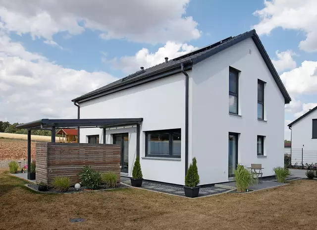 Clever planen und günstiger bauen: Elegant in Weiß und Anthrazit präsentiert sich dieses online konfigurierte Haus.
 | Foto: Foto: djd-k/Danwood