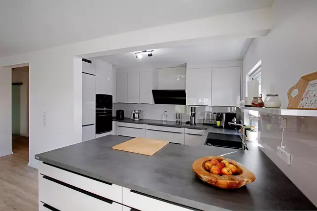 Auch budgetfreundliche Häuser können mit großen hellen Küchen überraschen.

 | Foto: Foto: djd-k/Danwood/Horst Haas