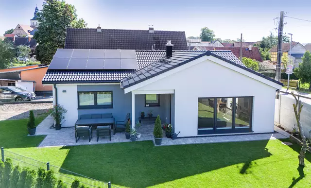 Budgetgerecht und modern bauen: Hier ein Beispiel für einen online konfigurierten Bungalow.

 | Foto: Foto: djd-k/Danwood/Horst Haas