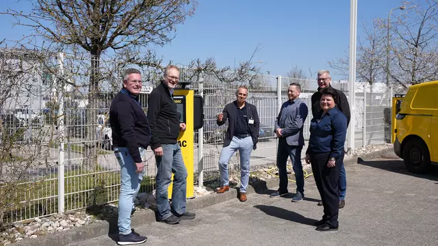 Von links nach rechts: Matthias Müller (technischer Geschäftsführer  MEVOLT), Reinhard Kolke (Leiter ADAC Technik Zentrum), Thomas Göde (MEVOLT Vertrieb), Dino Silvestro (Leiter ADAC Fahrzeugtest), Bernhard Wurm (ADAC Regionalleiter Pannenhilfezentrale Süd) und Birgit Meindl-Köhle (MEVOLT Geschäftsführerin).  | Foto: ADAC/Karin Leisner