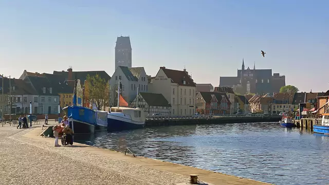 Alter Hafen mit dem Marienkirchturm und der Georgenkirche hinter der Gebäudezeile. Foto: Helmut Kuzina