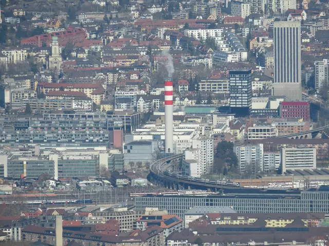 Gleise vor dem Bahnhof Zürich mit einem IC2 der Gäubahn