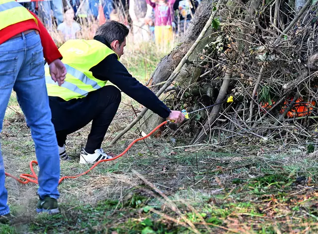 Steffen Krach entzündet das Osterfeuer