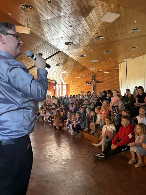 Markus Drößler leitet den Gottesdienst
