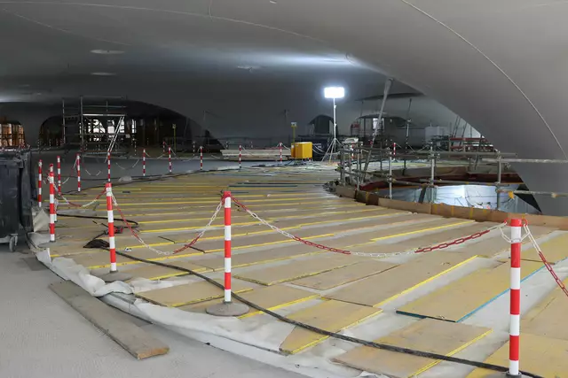 Auf einer Brücke über die Gleise im Bahnhof Stuttgart 21