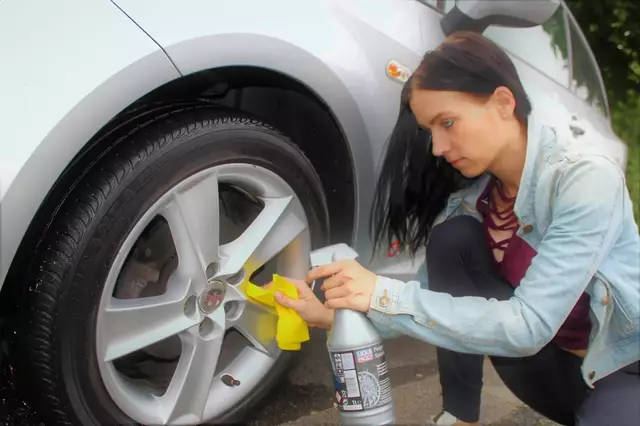 Verpackungen wie Flaschen für Autoshampoo oder Kanister für Scheibenreiniger sollten nach vollständigem Verbrauch in die Gelbe Tonne oder den Gelben Sack gegeben werden. | Foto: Foto: TRD Pressedienst