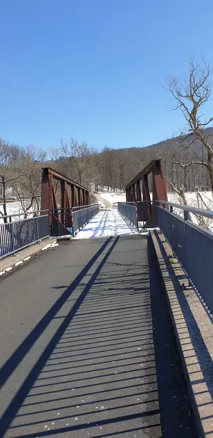Radweg über die alte Bahnbrücke in Holzhausen