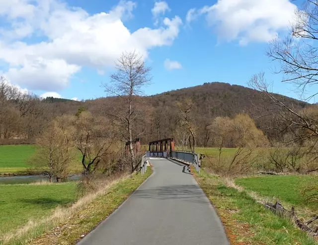 Radweg vor der alten Bahnbrücke Holzhausen