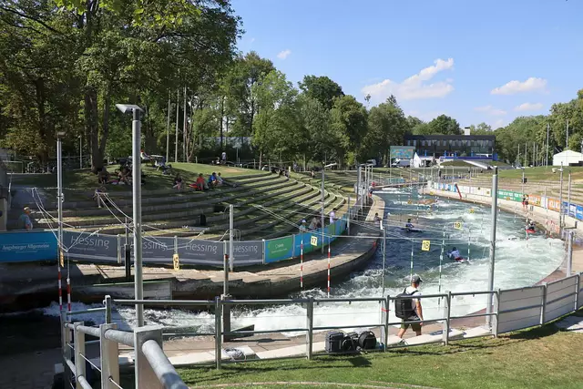 Der berühmte Olympiakanal in Augsburg ist momentan nicht geflutet, die Entscheidung fällt am 25.4.2025 ob die Slalomrennen auf dem Olympiakanal oder auf dem oberen Eiskanal mit Jugendstrecke stattfinden. | Foto: Marianne Stenglein