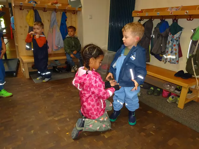 Die Kinder unterstützen sich gegenseitig und wachsen somit miteinander. Zu Beginn des Kita-Jahres übernehmen die älteren Kindergartenkinder für die "Neuankömmlinge" Patenschaften.