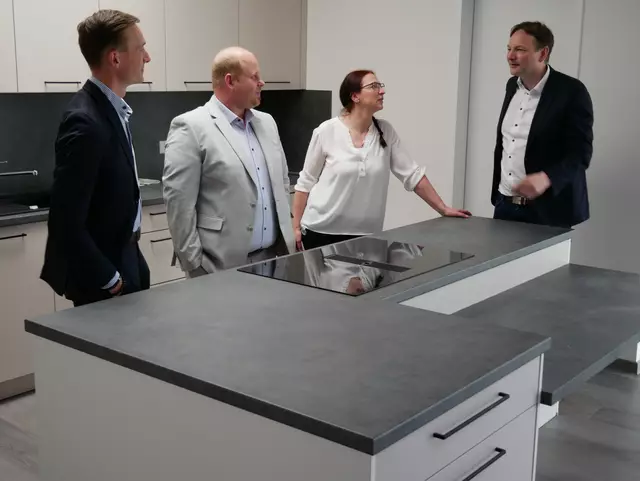 Christian Weng, Kulturreferent Jettingen-Scheppachs (von links), EBS-Werksleiter Max Mayer, Leitung der Tagespflege Brigitte Kovacs und Landrat Hans Reichhart begutachten die Küche in der neuen Tagespflege. | Foto: Benjamin Sigmund/Landratsamt Günzburg 