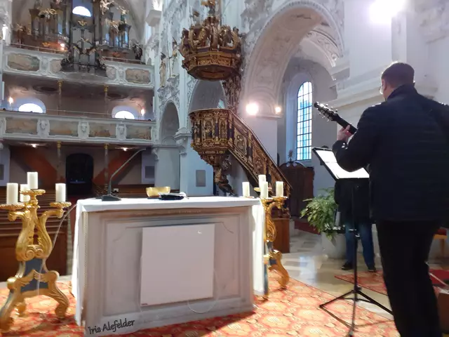 Zu sehen ist der Altartisch, die Kanzel und die Orgel auf der obersten Empore. | Foto: Iris Alefelder