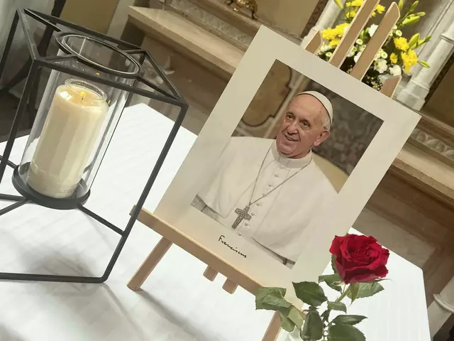 In der Stadtpfarrkirche St. Jakob in Friedberg wurde am Ostermontag ein Ort des Gedenkens für Papst Franziskus eingerichtet. 