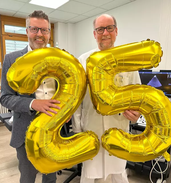 Klinikvorstand Martin Gösele (li) gratuliert: Seit 25 Jahren ist Dr. Sellier als Kardiologe im südlichen Augsburger Landkreis tätig. Zunächst als Oberarzt in der Städtischen Klinik Schwabmünchen. Seit 2008 als Chefarzt der standortübergreifenden Abteilung für Innere Medizin der Wertachkliniken. Dafür fährt er des Öfteren mit dem Fahrrad von Schwabmünchen nach Bobingen und zurück. | Foto: Diana Podehl