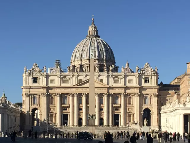 Der Petersdom in Rom. Unvergessen bleibt das Bild, wie Papst Franziskus auf dem menschenleeren Petersplatz im strömenden Regen für die Opfer der Corona-Pandemie betete.