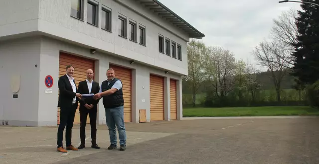
Bildunterschrift: Ein vom Zweckverband für Rettungsdienst und Feuerwehralarmierung (ZRF) beauftragtes Gutachten kam zu dem Ergebnis, dass im Versorgungsbereich Jettingen ein zusätzlicher Rettungswagen notwendig ist. Der Standort in Ettenbeuren zeichnet sich insbesondere durch seine verkehrsgünstige Lage aus. Landrat Hans Reichhart, ZRF-Geschäftsführer Jan Terboven und Kammeltals Bürgermeister Thorsten Wick freuen sich büer den zusätzlichen Standort, der im Norden von Ettenbeuren entstehen wird.  | Foto: Angela Brenner / Landratsamt Günzburg 
