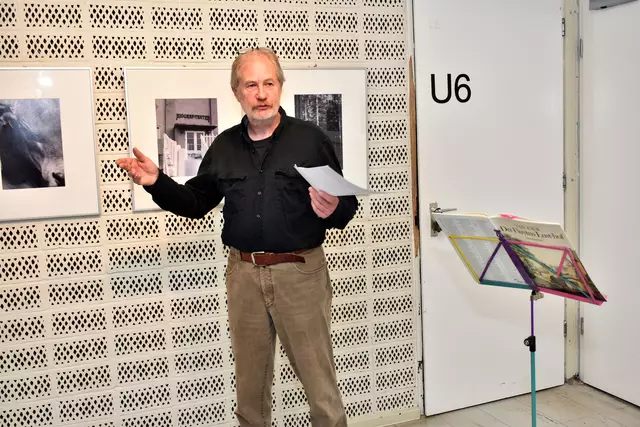"Alles hat seine Zeit." Dietmar Lehne eröffnete die letzte Fotoausstellung in der Galerie im Keller.
