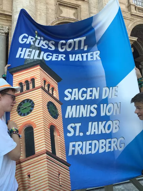 2018 kamen die Friedberger Ministrantinnen und Ministranten dem Papst ganz nah. Bei der Internationalen Ministrantenwallfahrt durften sie in der Nähe des Altars sitzen. Das Banner, mit dem sie den Papst grüßten, war sogar im Fernsehen zu sehen.