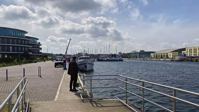 Am Westhafen von Wismar halten sich Hobbyangler dort auf, wo die Heringe gut beißen. Foto: Helmut Kuzina