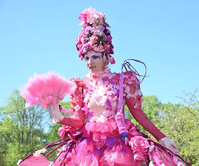 Walk-Act auf Stelzen