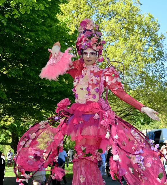 Walk-Act auf Stelzen