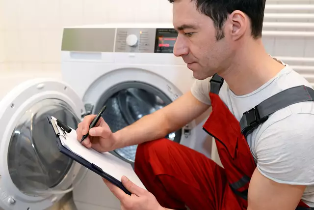 Die Reparatur eines alten Wäschetrockners kann ökonomisch und ökologisch sinnvoll sein. | Foto: Quelle: industrieblick / Fotolia.com