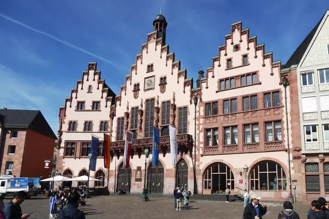 Der Römer ist seit dem 15. Jahrhundert das Rathaus der Stadt Frankfurt am Main und mit seiner charakteristischen Treppengiebelfassade eines ihrer Wahrzeichen.
