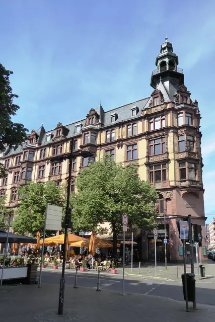 Der Kaiser-Friedrich-Bau im Bahnhofsviertel von Frankfurt am Main.