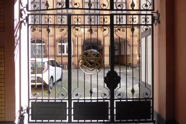 Eingang zum Haus der Freimaurerloge Carl zum aufgehenden Licht in Frankfurts Kaiserstraße 37 am 27.04.2025.