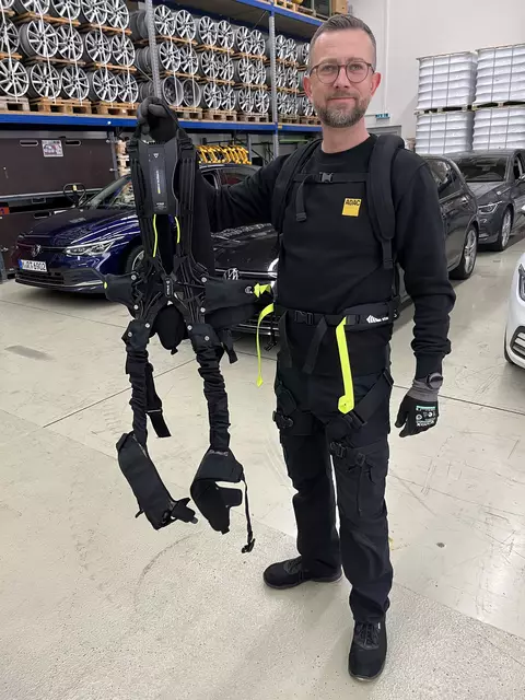 ADAC-Mitarbeiter David Kondziela sammelt im ADAC Reifentest Erfahrungen mit einem Exo-Skelett.  | Foto: ADAC/Martin Aulehla 