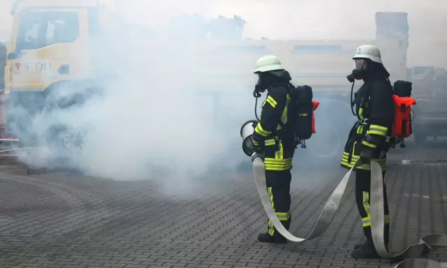 Dichte Rauchschwaden umhüllten bereits beim Eintreffen der Wehr den brennenden LKW. | Foto: Peter Heider