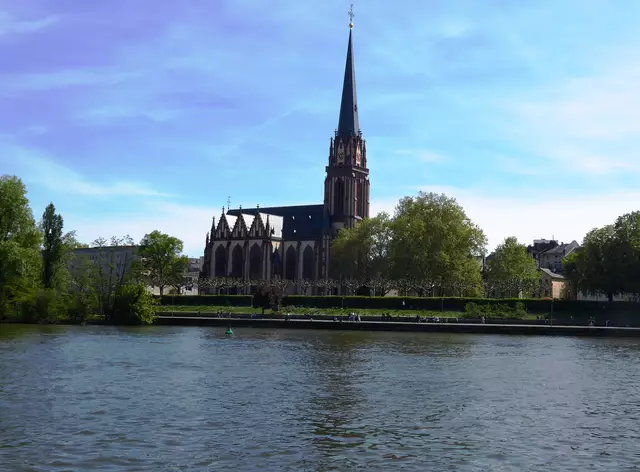 Blick über den Main zur Evangelischen Dreikönigskirche Frankfurt am Sachsenhäuser Ufer.