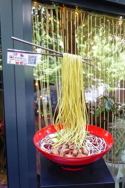 Zur Werbung für die selbstgemachten Nudeln dieses Lokals in der Kaiserstraße 41 bewegen sich die Nudeln mit den zwei Stäbchen auf- und abwärts (Loulan).