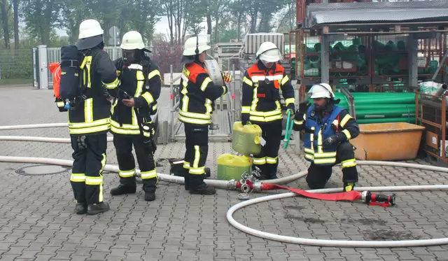 Bei einem simulierten Fahrzeugbrand stellten die männlichen und weiblichen Einsatzkräfte ihre Einsatzfähigkeit eindrucksvoll unter Beweis. | Foto: Peter Heider