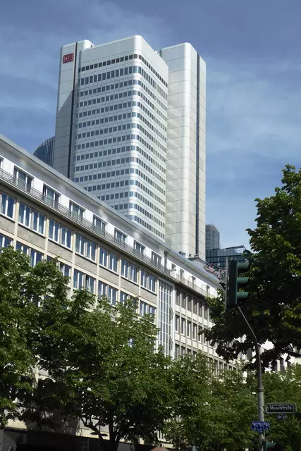 Das Gebäude der Deutschen Bahn (Silberturm, 168 Meter).