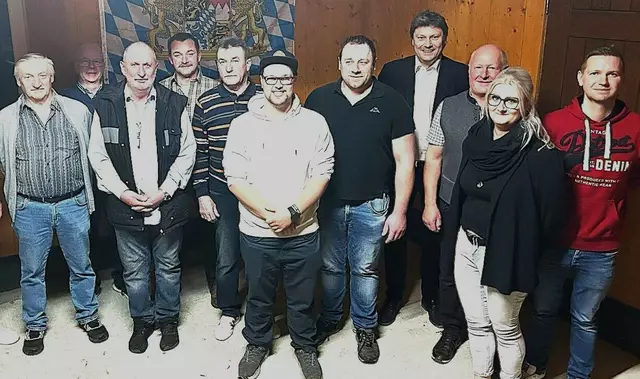 Bürgermeister Michael Higl (vierter von rechts) gratulierte der neuen Vorstandschaft mit (von links) Gerhard Dunkl, Alfred Pröll, Herbert Hejsek, Wilhelm Nißel, Eberhardt Brühfach, Manu-el Oettle, Dominik Stegmiller, Werner Schmid, Katja Czerwenka, Patrick Czerwenka zur Wahl. | Foto: Peter Heider