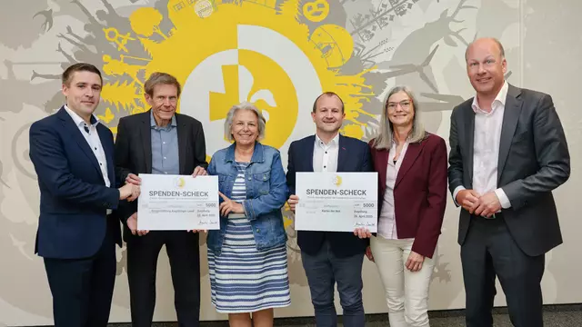 Landrat Martin Sailer (rechts) und Sportbeauftragte Birgit Riegel (Zweite von rechts) überreichten (v. l. n. r.) Andreas Geirhos, Dr. Jürgen Idzko und Marion Kehlenbach von der Bürgerstiftung Augs-burger Land sowie Oliver Jaschek von der Kartei der Not jeweils 5.000 Euro, die im Rahmen der Landkreismeisterschaften gesammelt wurden. | Foto: Julia Pietsch