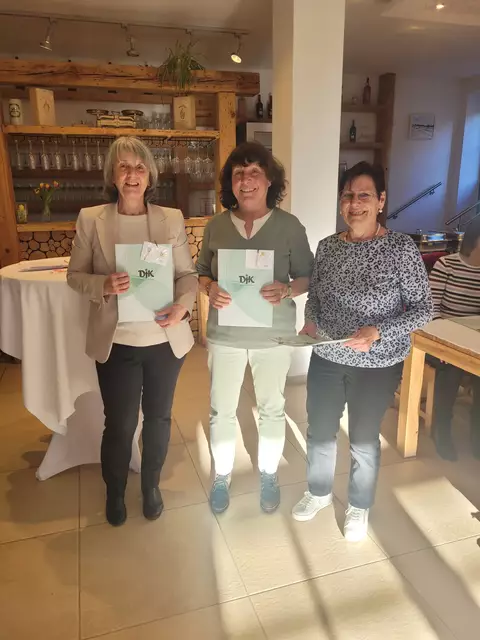 Über 50 Jahre Mitglied bei der DJK Friedberg: Sonja Kanjo, Regina Schrall und Christine Koller