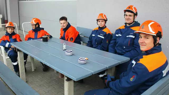 Mit großem Interesse verfolgte der Feuerwehrnachwuchs den Ablauf der Inspektion. | Foto: Peter Heider