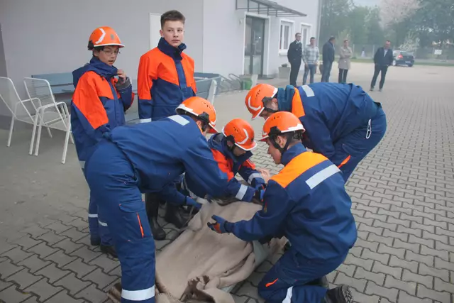 Der Feuerehrnachwuchs musste bei der Bergung und Rettung einer verunfallten Person erste Hilfe leisten.  | Foto: Peter Heider
