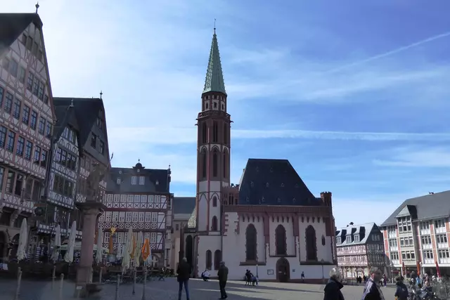 Die Südseite des Platzes dominiert die frühgotische Alte Nikolaikirche.