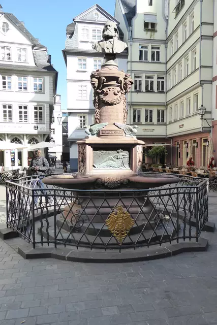 Das Denkmal am Hühnermarkt für den Dichter und Schriftsteller Friedrich Stoltze (* 21. November 1816 in Frankfurt am Main; † 28. März 1891 ebenda).