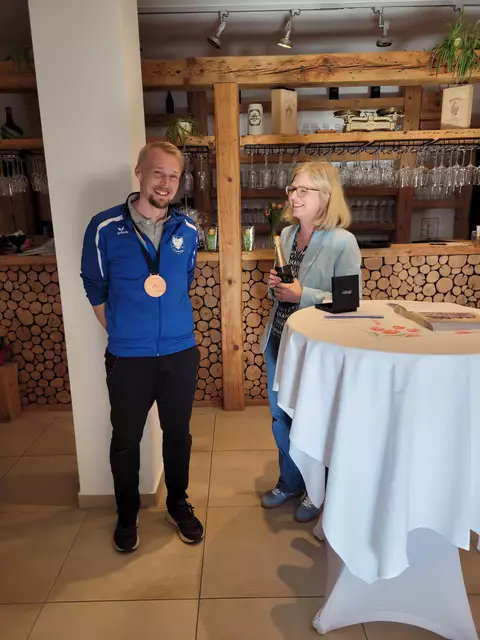 Stefan Gorol erhielt nach über zehn Jahren noch die Bronzemedaille für die Teilnahme an der Junioren-EM 2013 überreicht.