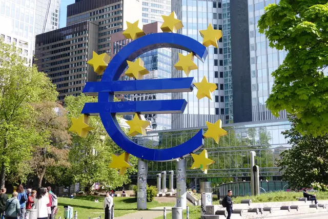 Das 14 Meter hohe Euro-Symbol am Fuße des früheren Sitzes der Europäischen Zentralbank, das 2002 eingeweiht wurde. Es ist am Willy-Brandt-Platz neben dem Eurotower zu finden.