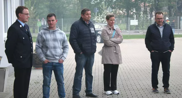 Meitingens zweite Bürgermeisterin Claudia Riemensperger (zweite von rechts) und mehrere Marktgemeinderäte beobachten den Ablauf der Inspektion | Foto: Peter Heider