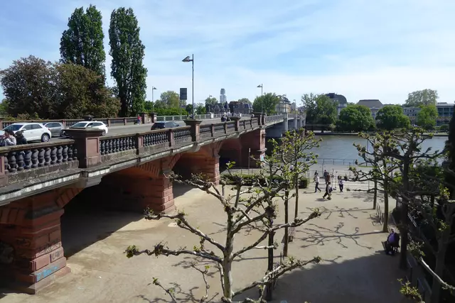 Die Untermainbrücke.
