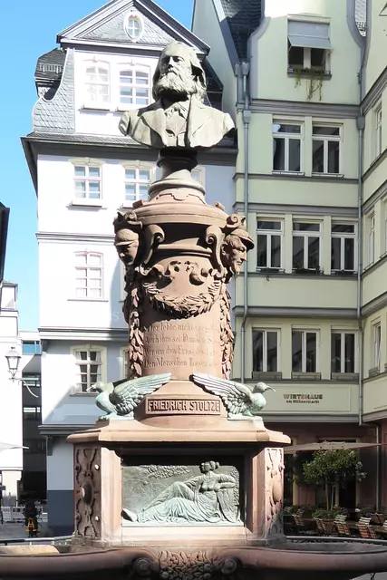 Auf der Säule des Brunnens eingemeißelt ist der Sinnspruch: 
„Der lebte nicht vergebens
Auch ihm sei Dank und Sang
Der um den Ernst des Lebens
Den Menschen Rosen schlang“.
